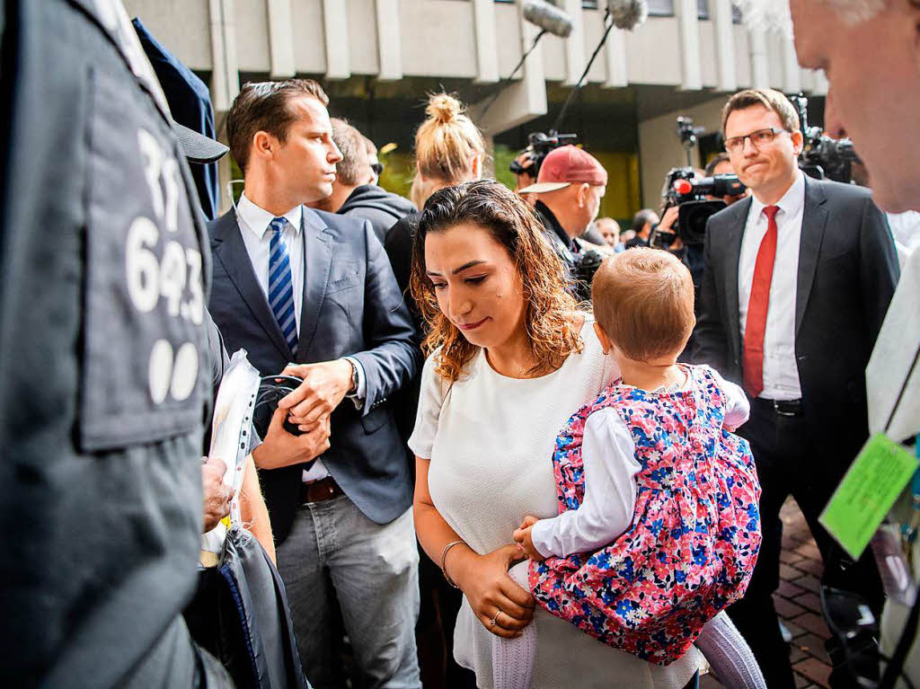 Semiya Simsek, Tochter des von der NSU ermordeten Enver Simsek, Blumenhndler in Nrnberg, kommt mit ihrem Kind zum NSU-Prozess.