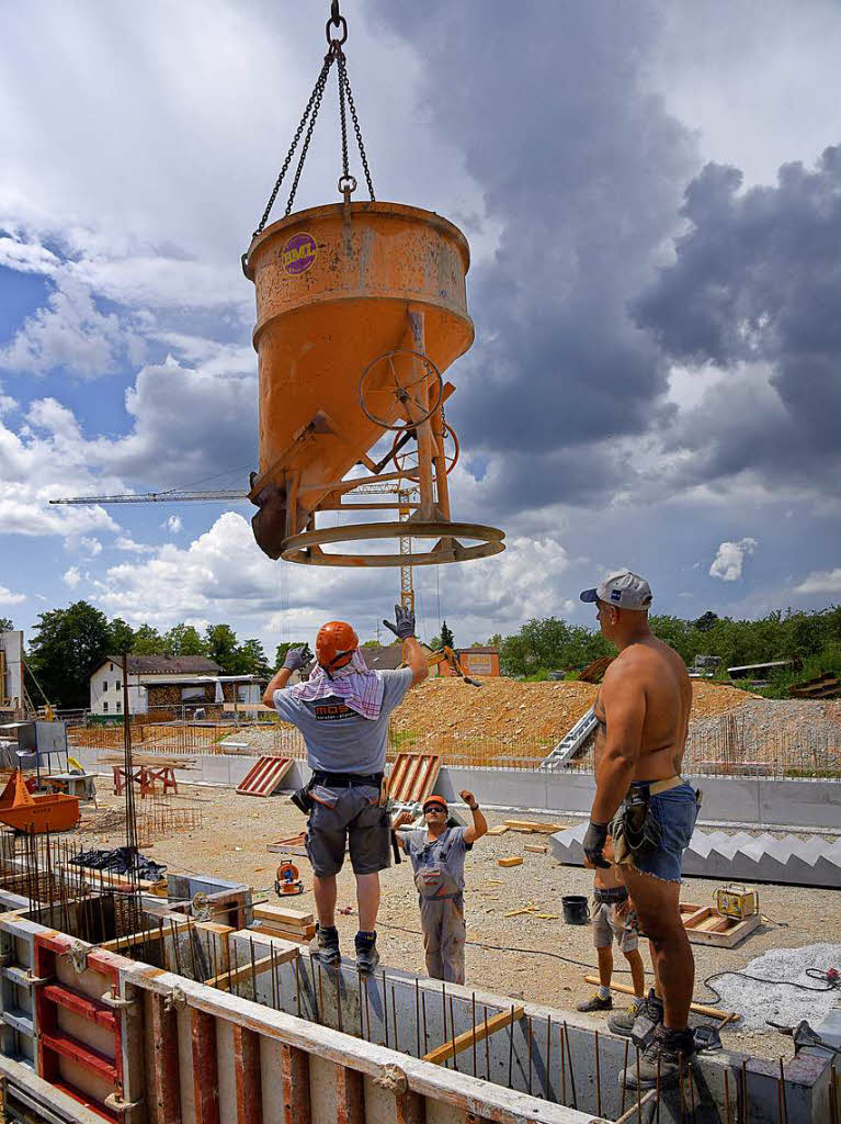 Seit dem Spatenstich im Januar hat sich viel getan auf der Baustelle. So sieht es hier aktuell aus. Zum Schuljahresbeginn 2019/20 soll die Schule bezogen werden.