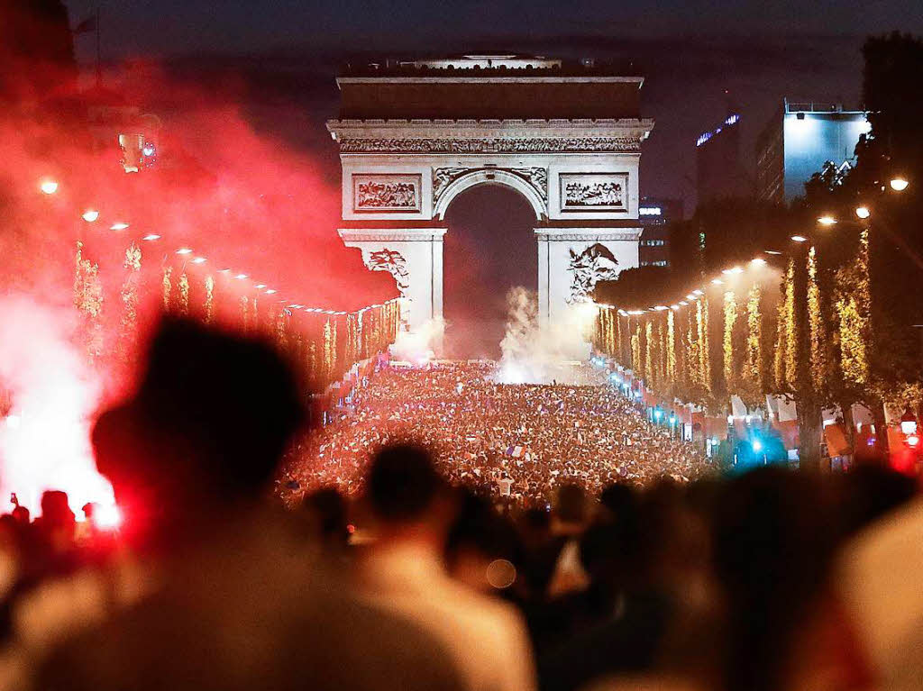 In blau-wei-rot leuchtete es am Dienstagabend von allen Seiten auf der Pariser Champs-lyses. Zahlreiche Fans bejubelten den Finaleinzug.