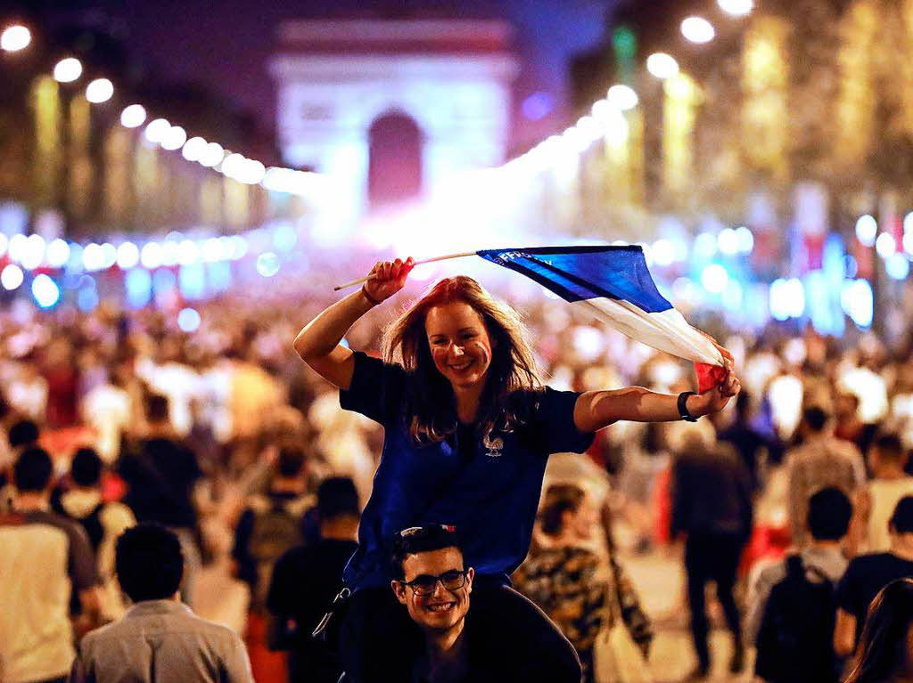 Diese Anhngerin der „Bleus“ hat einen guten Blick ber die Champs lyses – und richtig gute Laune.