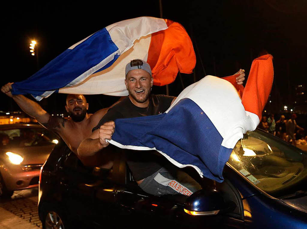 In Marseille prsentierten diese beiden Mnner im Autokorso stolz ihre Flagge.