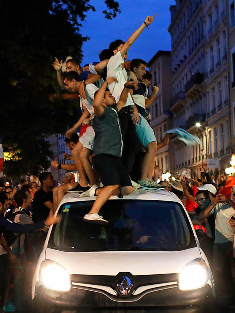 Auch in Lyon lieen zahlreiche Fans beim Autokorso ihrer Freude freien Lauf.