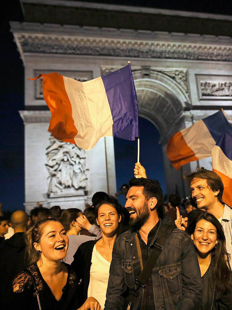Vor dem angestrahlten Triumphbogen in Paris wurde der Sieg gegen Belgien ausgelassen gefeiert.
