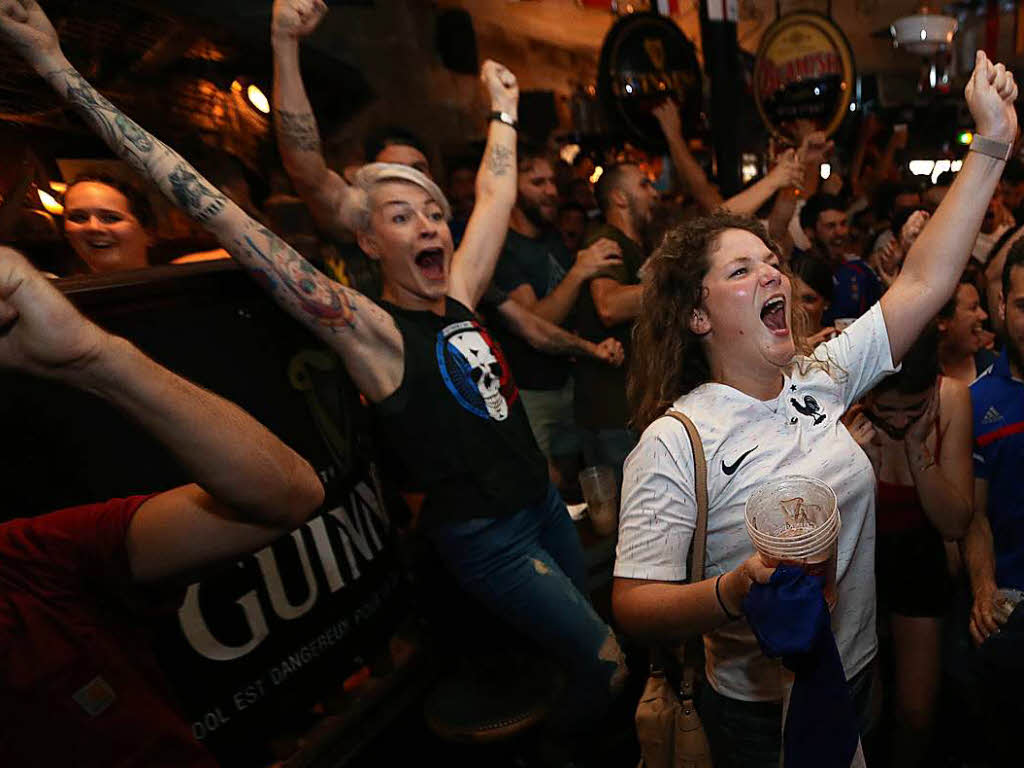 Euphorisiert waren diese Frankreich-Fans in einer Bar in Bayonne.