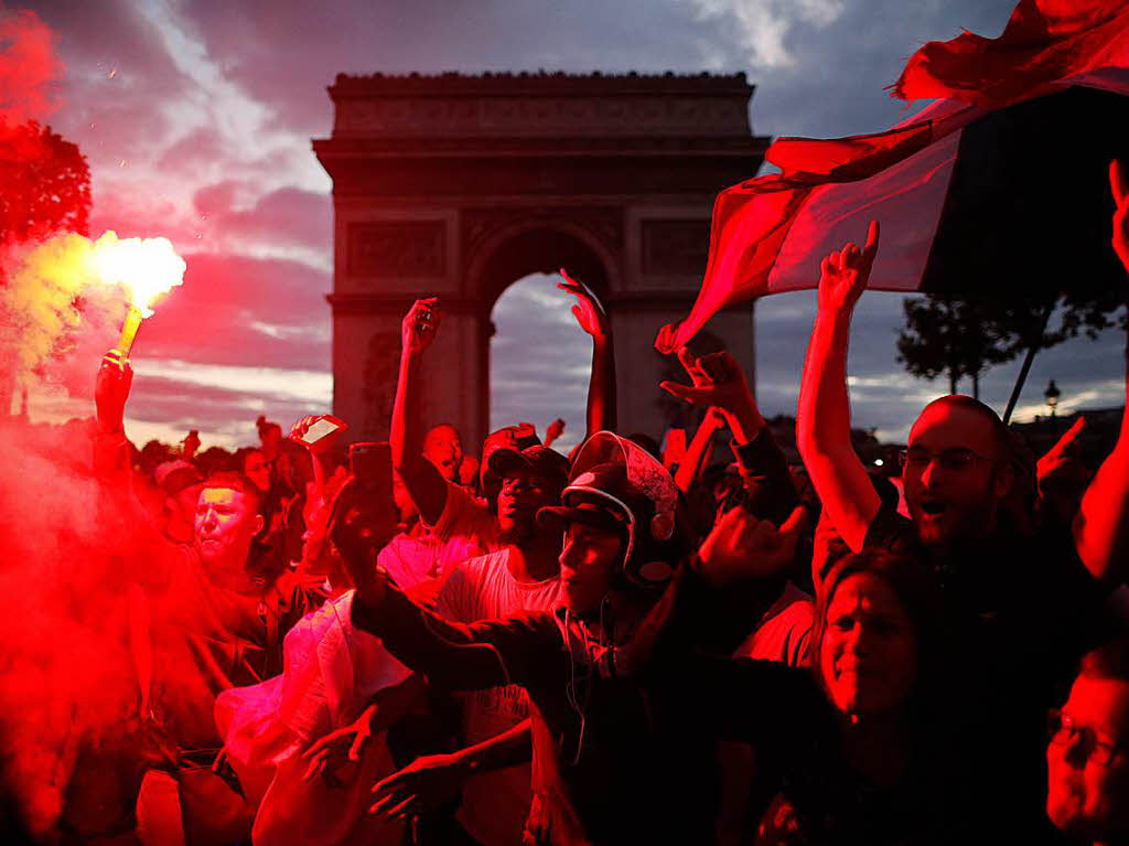 Rot leuchtete es dank Pyrotechnik rund um den Pariser Triumphbogen.