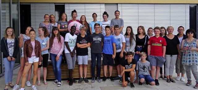 Franzsische und deutsche Schler mit ...ts) vor dem Schulgebude in Teningen.   | Foto: Schule