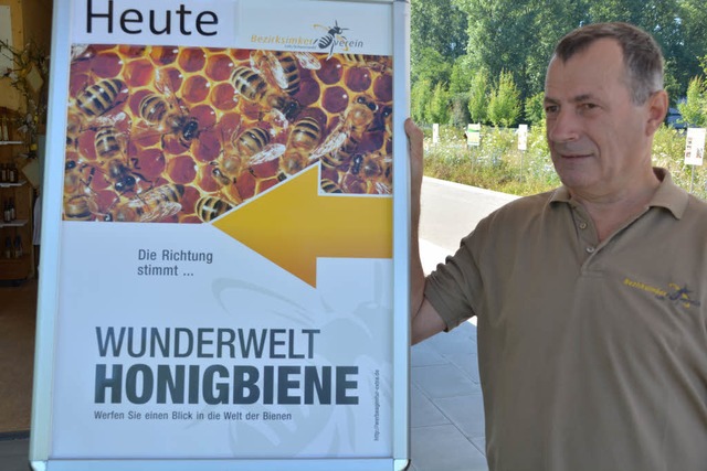 Vorsitzender Reinhard Rehm mit einer Hinweistafel  | Foto: Verein