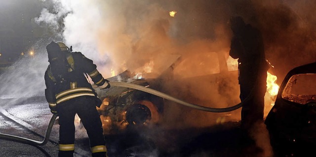 Wenn&#8217;s brennt, ist die Feuerwehr...entstand bei einem Pkw-Brand im April.  | Foto: Wolfgang knstle