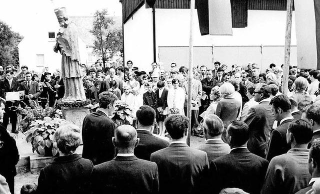 Die Weihe der Nepomuk-Statue gilt als Hhepunkt des ersten Festes 1969.   | Foto: geiger, stadtarchiv Neuenburg