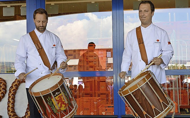 Roman (links) und Gregor Maier, Mitgli...ng der Bckerei, erffneten das Fest.   | Foto: Horatio Gollin