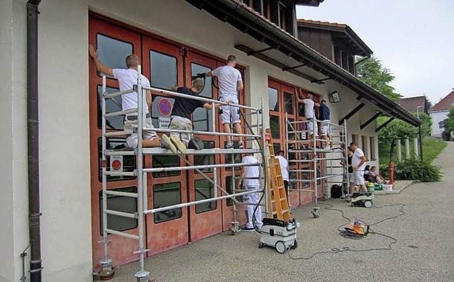 Die Gewerbeschler aus Bad Sckingen l...e des Feuerwehrhauses in Rippolingen.   | Foto: Schule