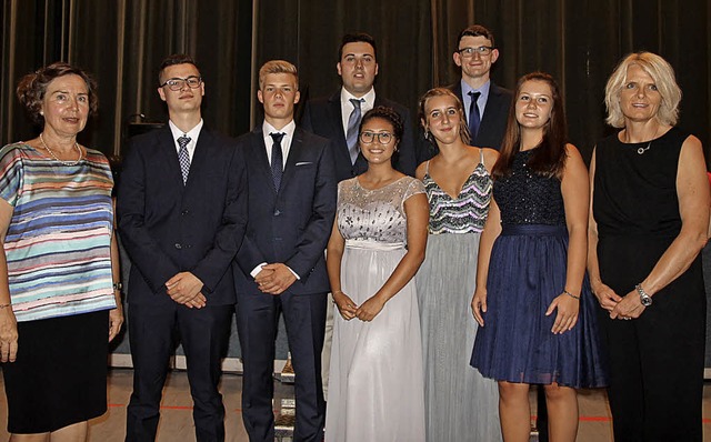 Im Wirtschaftsgymnasium ehrten Isabell...atter, Mira Preusse und Fabienne Mohr   | Foto: Manfred Dinort