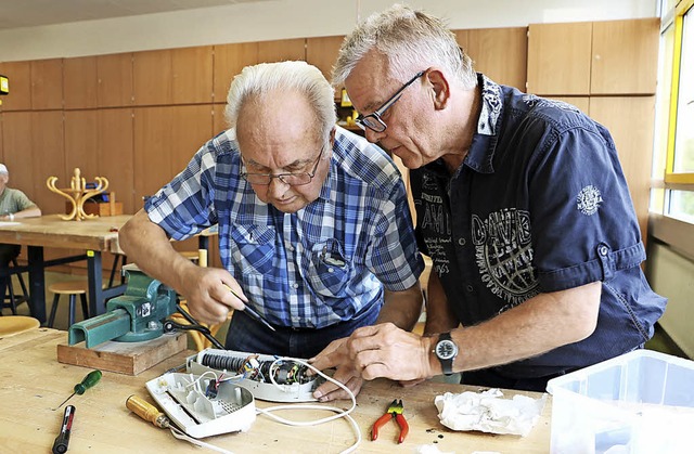 Heinz Schanz und Bertram Leingruber br...ten Aktenvernichter wieder in Schwung.  | Foto: Martha Weishaar