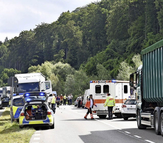 Bei einem Unfall auf der B314 bei Eber...rtel Stunde  komplett gesperrt werden.  | Foto: Kamera24.tv