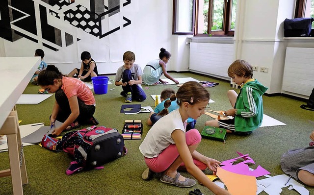 Kinder aus der Kastelbergschule in der...stellung des Waldkircher Kunstforums.   | Foto: Stefan Bauer