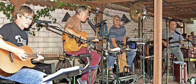 Ein Open-Air-Konzert gab die Frederick...es Lokals &#8222;Stadtrainsee&#8220;.   | Foto: H. RothermeL