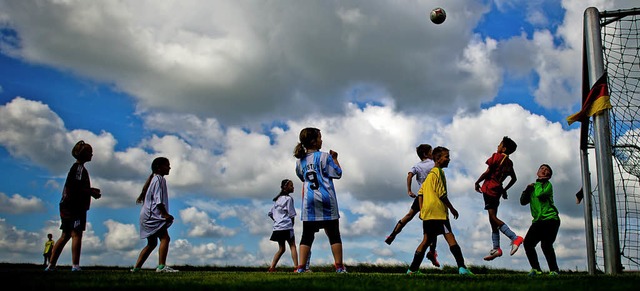 Die VHS ldt in den Sommerferien  in K...ern Kinder zu einer Fuballwoche ein.   | Foto: dpa