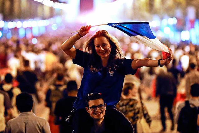 Franzsische Fans feiern in der Nacht ...twoch auf den Champs Elyses in Paris.  | Foto: dpa