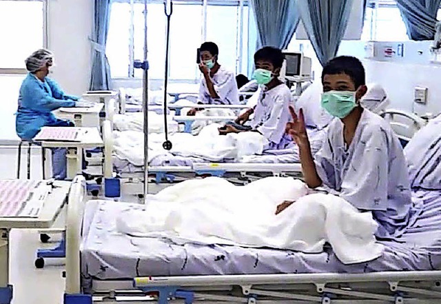 Drei der geretteten Jungen im Krankenhaus von Chiang Rai   | Foto: dpa