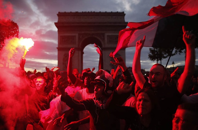 Siegesfeier vor Triumphbogen: Fans in Paris am Dienstagabend   | Foto: AFP