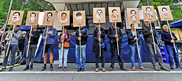 Demonstranten zeigen nahe des Gerichts...der rechtsradikalen Mrdergruppe NSU.   | Foto: AFP
