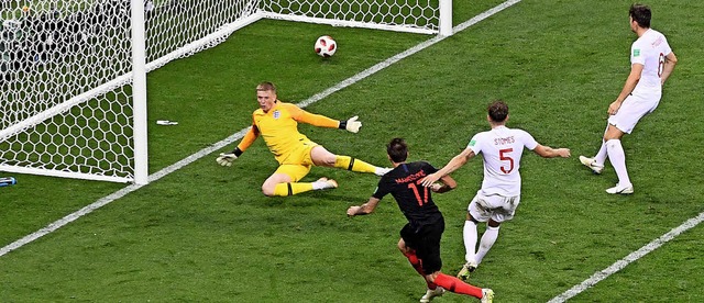 Das Tor zum Finale: Mario Mandzukic (d... 2:1 fr die Kroaten gegen England.     | Foto: AFP