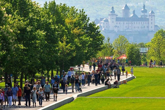 Besucher der Landesgartenschau in Wrzburg blicken auf die Festung Marienberg.  | Foto: Milena Schlosser