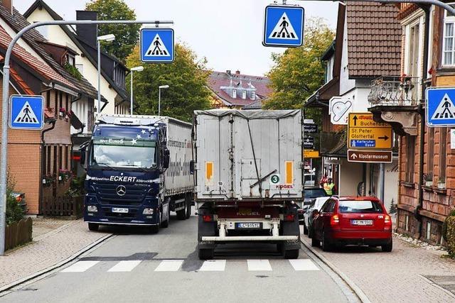 Bei Tempo 30 in Freiburg: Schicken Navis Lkw durch den Hochschwarzwald?