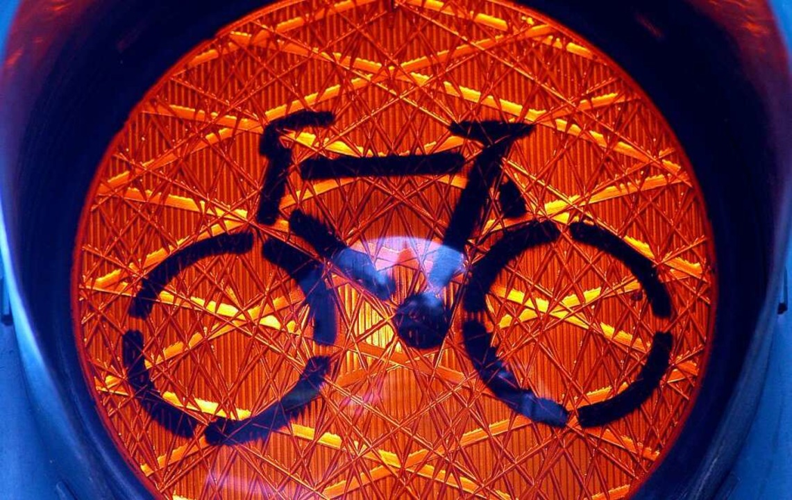 Rote Ampeln bremsen Radfahrer aus &#82... aus. Rechtlich ist das nicht erlaubt.  | Foto: Ingo Schneider