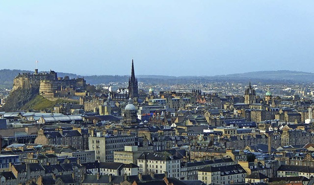 Ausblick: Stadtpanorama mit Edinburgh Castle   | Foto: Sina Elbers