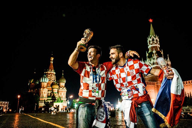 Sie haben ihn schon: Kroatische Fans f...den WM-Pokal am Roten Platz in Moskau.  | Foto: AFP