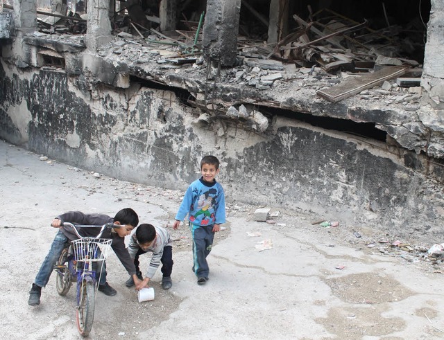 Syrien im Krieg: Kinder spielen zwischen Trmmern.   | Foto: dpa/BZ