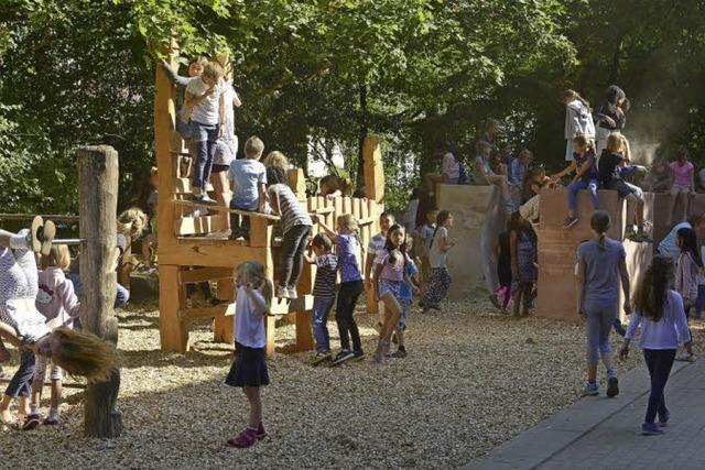 Auf der Paul-Hindemith-Grundschule gibt’s ein neues, vom Frderverein finanziertes Schulhofareal