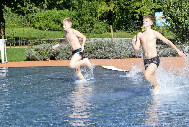 Ab ins kalte Wasser: Arne und Mika Vol...turen im Waldbad in Bad Sckingen ab.   | Foto: Archivfoto: Ines Maria Biedenkapp