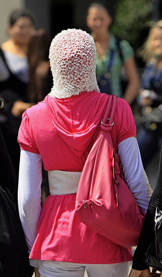 Thema zahlreicher Debatten: das Kopftuch   | Foto: dpa