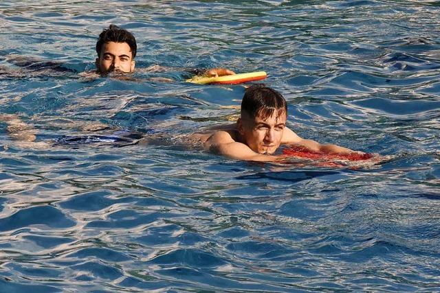 Freundeskreis Asyl bietet Flüchtlingen in Denzlingen Schwimmunterricht an