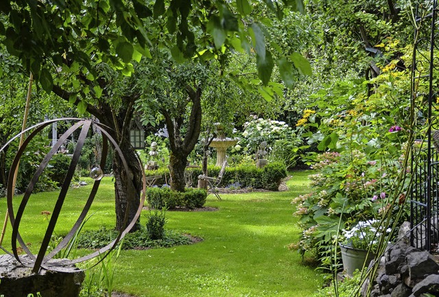 Die Breisachers investieren viel Zeit ...n ihren aufwendig gestalteten Garten.   | Foto: Gabriele Hennicke
