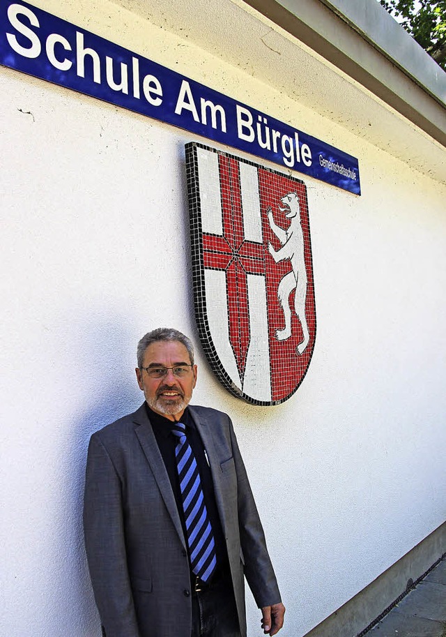 Bernhard Wichmann vor seiner Schule  | Foto: Horst David