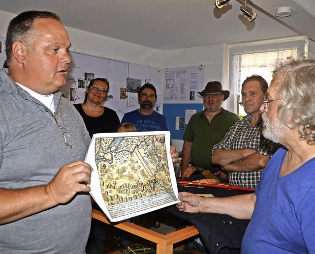 Joachim Kniebhler, Vorsitzender des H...essante geschichtstrchtige Abbildung.  | Foto: Roland Vitt