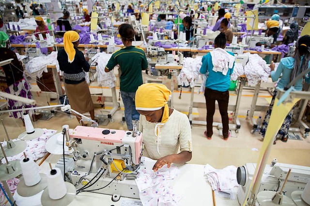Die Arbeit in einer Textilfabrik ist hart.  | Foto: dpa