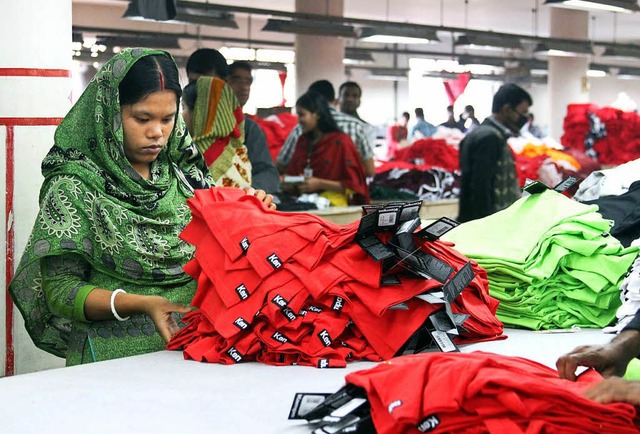 Die Arbeit in einer Textilfabrik ist hart.  | Foto: dpa