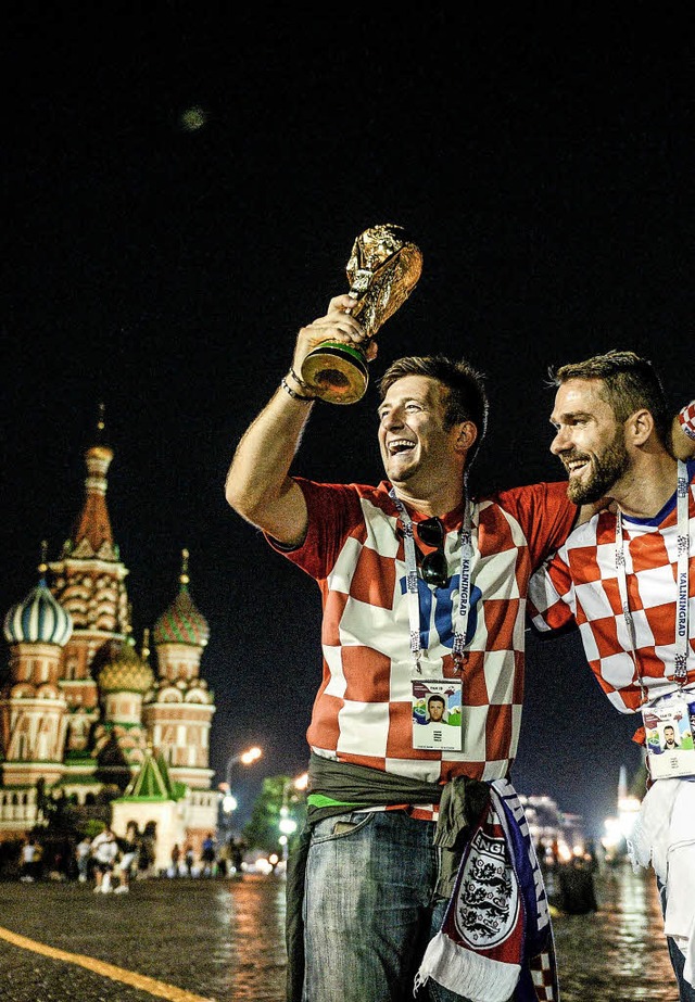 Sie haben ihn schon: Kroatische Fans f...en WM-Pokal am Roten Platz in Moskau.   | Foto: AFP/DPA