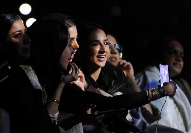 Frauen auf einem Konzert des gyptischen Sngers Tamer Hosny in Dschidda.   | Foto: Afp