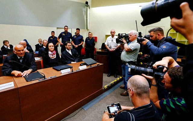 Diesen Gerichtssaal kennt auch Anwalt Behnke  gut. Vorn Beate Zschpe  | Foto: AFP