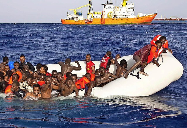 Flchtlingsboot auf dem Mittelmeer  | Foto: dpa