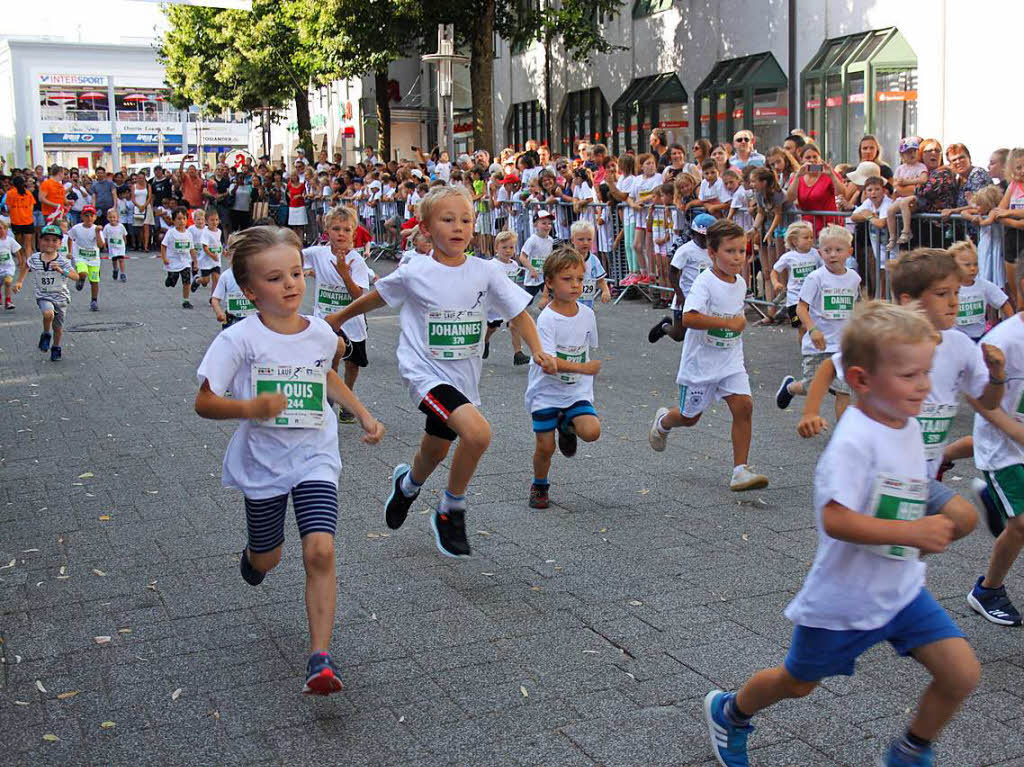 Mit Begeisterung dabei waren die jngsten Starter beim jetzt Trompeterlauf heienden Altstadtlauf. 