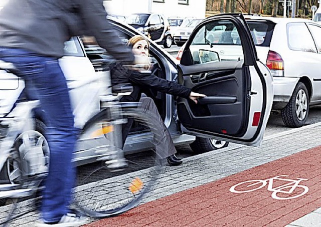 Fahrradfahrer neben Autos leben gefhrlich.   | Foto: dvr