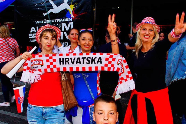 Fans der kroatischen Fuballmannschaft... den Einzug ihres Teams ins WM-Finale.  | Foto: dpa