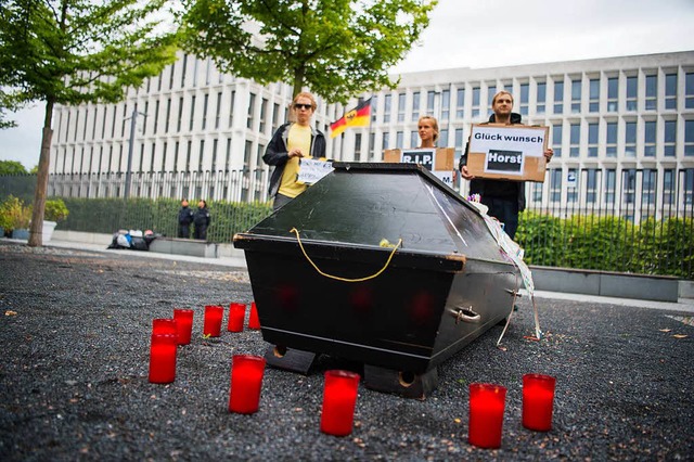 Menschen gedenken vor dem Bundesinnenm...ung ber Abschiebungen  in der Kritik.  | Foto: dpa