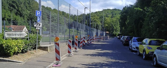 Mit TL-Baken wird der Halteverbotsbere...tlang des Eichwaldstadions abgesperrt.  | Foto: stadt Mllheim